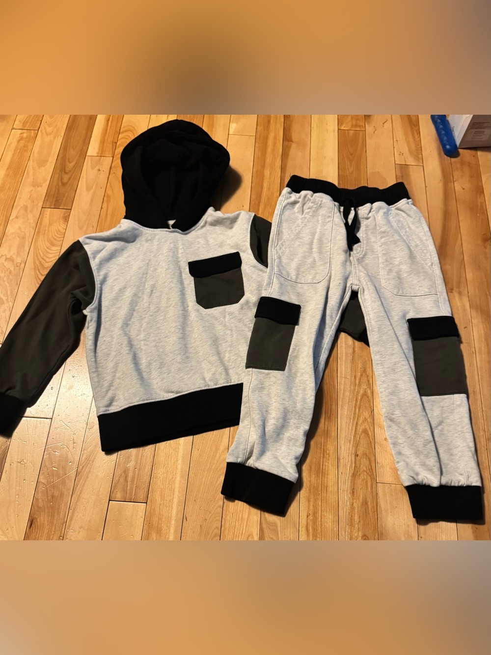 COLOR BLOCK HOODIE AND JOGGER
Size: 5-6